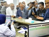 محافظ بورسعيد ونائب وزير الاتصالات يتابعان توزيع كارت الخدمات الحكومية