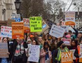 آلاف الأطباء فى المستشفيات البريطانية يضربون عن العمل للمطالبة بتحسين الأجور 