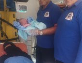 طاقم إسعاف بالفيوم ينقذ حياة سيدة ويساعدها على الولادة قبل نقلها للمستشفى