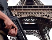 إخلاء 3 طوابق.. الشرطة الفرنسية تغلق برج إيفل بعد تهديد بوجود قنبلة "فيديو"