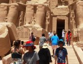 انتعاشة سياحية بمعابد أبو سمبل فى الصيف.. توافد السائحين من مختلف الجنسيات رغم الطقس الحار.. "عظمة الحضارة" و"قصة حب رمسيس ونفرتارى" و"تعامد الشمس" تجذب الزائرين.. والآثار تساعد الضيوف بسيارات جولف وشماسى.. صور
