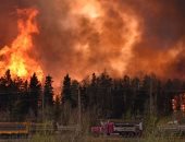 باختصار.. أهم الأخبار العربية والدولية حتى منتصف الليل.. كندا تقرر إجلاء آلاف السكان من بلدات حدودية بسبب الحرائق.. 9 إصابات ونجاة رضيع بعد اقتحام سيارة مخيما على ساحل ويلز البريطانى