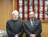 رئيس قضايا الدولة يهنئ مفتى الجمهورية الدكتور شوقي علام على قرار مد خدمته