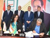 محافظ الفيوم ورئيسا جهاز تنمية المشروعات والبنك الزراعي يشهدون توقيع عقود 