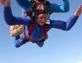 بريطانية تحتفل بعيد ميلادها الـ 90 على ارتفاع 12 ألف قدم