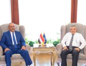 محافظ الإسماعيلية يزور الفريق أسامة ربيع لتهنئته بتجديد الثقة