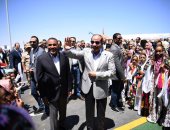 الرئيس السيسى من مطروح: التنمية تحتاج إلى سنوات طويلة وإحنا ماشيين لقدام قوى.. لا يوجد شهادة وفاة لأى حاجة فى مصر طول ما إحنا مع بعضنا.. وأى مدينة ننفذها على امتداد الساحل تضم مدارس ومناطق صناعية