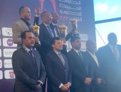 وزير الرياضة يسلم الرحاب كأس البطولة العربية للجودو بالعلمين 