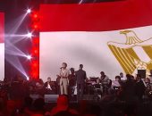 محمد محسن يتألق بأغنية اسلمى يا مصر فى حفله بمهرجان العلمين.. فيديو