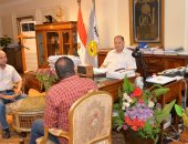 محافظ أسيوط يناقش نسب تنفيذ مشروعات الصرف الصحى ومياه الشرب بقرى حياة كريمة