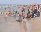 استمرار توافد المصطافين للاستمتاع بشواطئ مصيف بلطيم.. صور