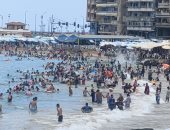إقبال المصطافين من المحافظات على شواطئ الإسكندرية.. فيديو وصور