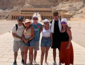 السياح يستمتعون برحلات مميزة للمعابد والمقابر الفرعونية بالأقصر.. صور