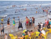 ارتفاع درجات الحرارة بكفر الشيخ ولجوء المصطافين لمياه البحر وحمامات السباحة