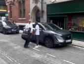 رد فعل مثير من جوارديولا بعد تحرير مخالفة ضده فى شوارع مانشستر.. فيديو 