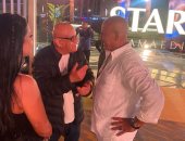 مهرجان الدراما.. محمد لطفى يقبّل رأس خيرى بشارة ويعلق: أبويا وأستاذى ومعلمى