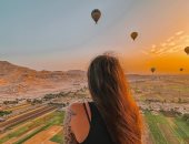 صورة اليوم.. مشهد البالون الطائر من الأعلى يسحر قلب سائحة فى الأقصر