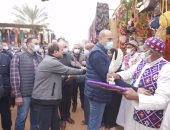 السيسى دائما مع المواطنين.. جولات الرئيس السيسى بمدن وقرى الجمهورية للتواصل المباشر مع المصريين والاستماع إليهم.. و"جابر الخواطر" لقب أطلقه المواطنون على الرئيس.. و"حياة كريمة" ترجمة لمواقفه تجاه الشعب المصرى