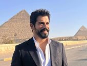 الممثل التركى بوراك أوزجيفيت يروج لرحلته فى مصر بصور من أمام الأهرامات