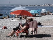 الفرنسيون يهربون إلى الشواطئ والمتنزهات بسبب موجة الحر الشديدة