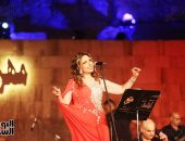 نادية مصطفى تبدأ حفل مهرجان القلعة بـ"ادعوا لمصر" وتغنى "طب وأنا مالى"