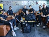 شاهد.. لاعبو الأهلى على الطائرة المتجهة للنمسا.. هزار كهربا والشحات الأبرز