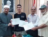 رئيس الإسكندرية الأزهرية يكرم الطالب الفائز بالمركز الأول فى اتحاد ألعاب القوى