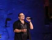 هشام عباس يفتتح حفل مهرجان القلعة بأغنية "ما تبطليش"