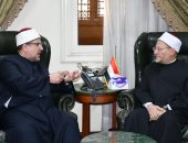 وزير الأوقاف يهنئ المفتى بثقة الرئيس بالمد لمدة عام