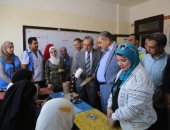 إقبال على القوافل الطبية واستخراج البطاقات بمبادرة "أنت الحياة" بكفر الشيخ