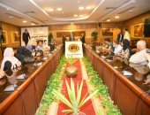 محافظ الغربية يسلم كراسى متحركة وبطاقات خدمات لذوى الهمم خلال لقاء المواطنين