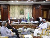 محافظ المنيا يلتقى عددا من أعضاء مجلس الشيوخ لمناقشة طلبات المواطنين
