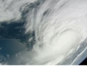 رواد الفضاء والأقمار الصناعية يتتبعون إعصار فلوريدا من المدار