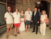 وزير السياحة يلتقى مجموعة من السائحين فى افتتاح عددا من المواقع الأثرية