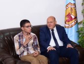 رئيس جامعة سوهاج يستقبل الطالب طه حسين "قاهر التوحد"