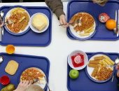 الجارديان: آلاف المدارس فى بريطانيا تقدم وجبات تزيد من خطر الإصابة بالسرطان