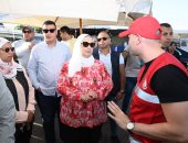 وزيرة التضامن تجري زيارة ميدانية لخط سير العائدين من المصريين والسودانيين