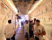 سياح من أمريكا وروسيا وبلجيكا ورومانيا يزورون معالم الأقصر الأثرية × 11 صورة