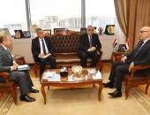 وزير الإسكان يبحث مع السفير العراقى بالقاهرة سبل تعزيز التعاون بين البلدين