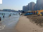 رفع الراية الصفراء لارتفاع الأمواج بشواطئ العجمى غرب الإسكندرية