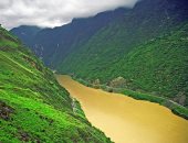 فصل الخريف يزين النهر الأصفر فى الصين باللون الأخضر   