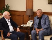 محافظ بورسعيد يستقبل "أبو على" ويجدد دعمه للنادى المصرى بالموسم الجديد