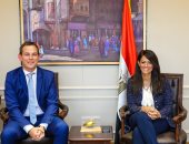 وزيرة التعاون الدولى تناقش تعزيز التعاون المشتركة مع مسئولى شركة شنايدر إلكتريك