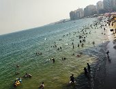 زحام على شواطئ الإسكندرية بعد ارتفاع درجات الحرارة