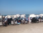 شواطئ رأس البر تستقبل روادها هربا من حرارة الطقس.. صور