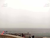 العاصفة دانيال تقترب من الإسكندرية.. غيوم وتغير لون البحر.. فيديو وصور 