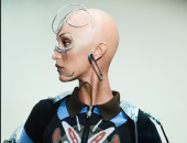 بيلا حديد تتحول لروبوت أصلع يعمل بالذكاء الاصطناعي فى حملة لعلامة تجارية