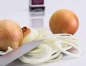 وصفات طبيعية من عصير البصل لنمو الشعر.. مكوناتها متوفرة في بيتك