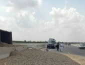 رفع سيارة نقل محملة بالزلط وإعادة فتح طريق 30 يونيو بالإسماعيلية 