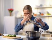 4 حيل للتخلص من روائح المطبخ أثناء الطهى.. أبرزها الملح وقشر الليمون